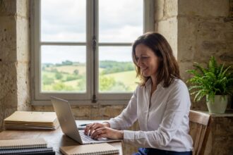 Femme concentrée travaillant à son bureau à domicile