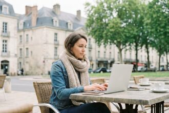 Jeune femme travaillant en extérieur à Tours