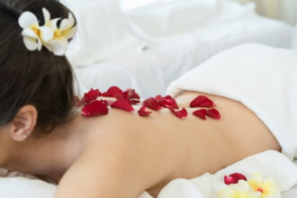 Maîtriser l’art du massage hawaïen : techniques et fluidité