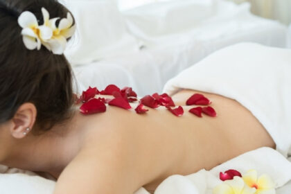 Maîtriser l’art du massage hawaïen : techniques et fluidité